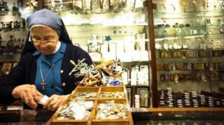 Comprar souvenires religiosos no Vaticano